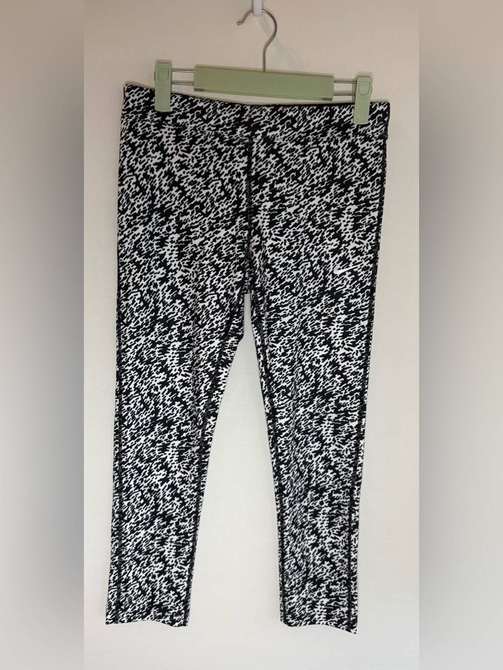 Nike Dri Fit Black & White Abstract print Active Leggings • Women’s small